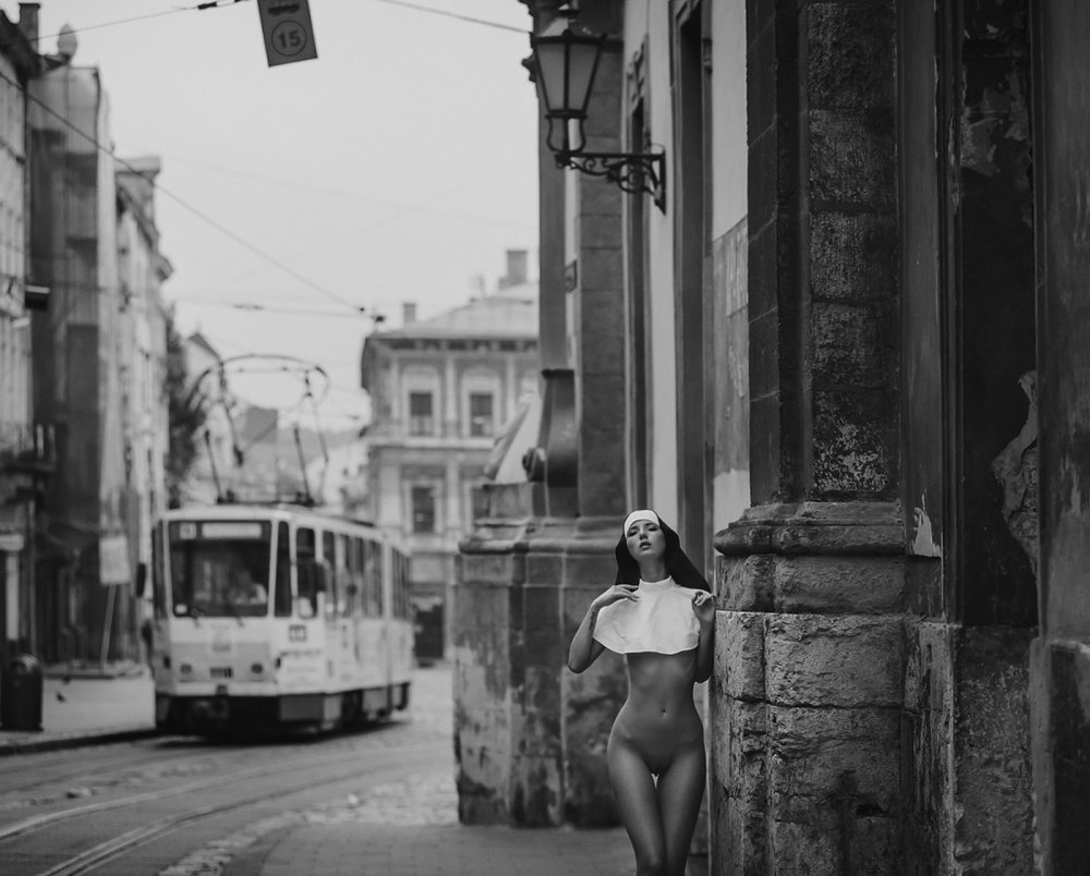 The erotic photo shoot in the street