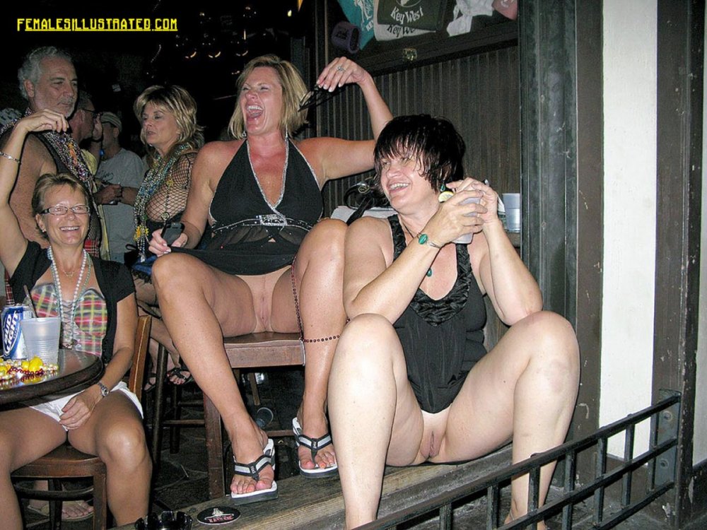 Woman Mature in Bar without panties