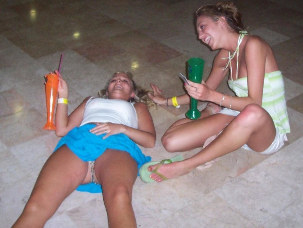 Crazy Drink Girl Upskirt Pussy On The Beach