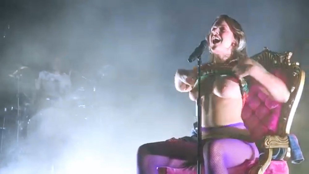 Tuva Loo showed tits on stage