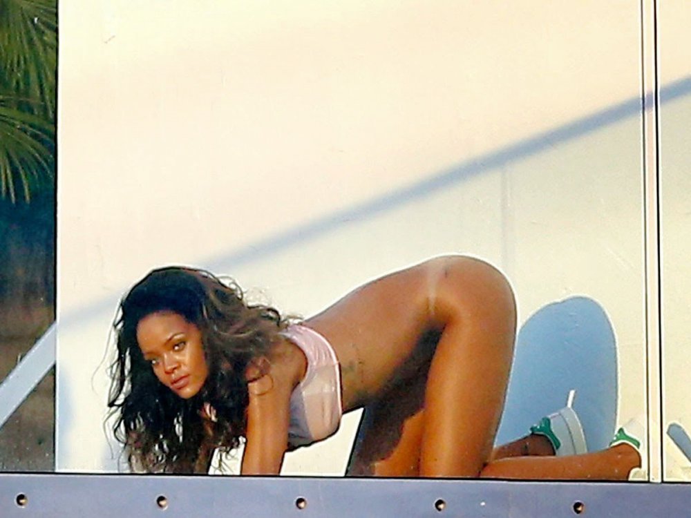 Rihanna naked paparazzi