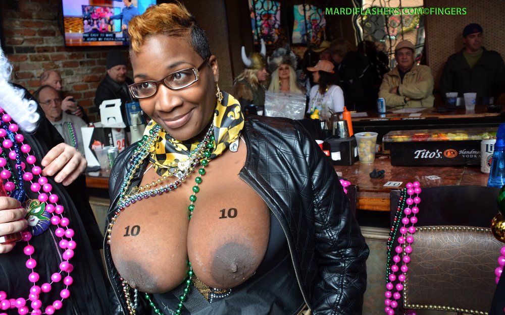 Girls show tits for beads