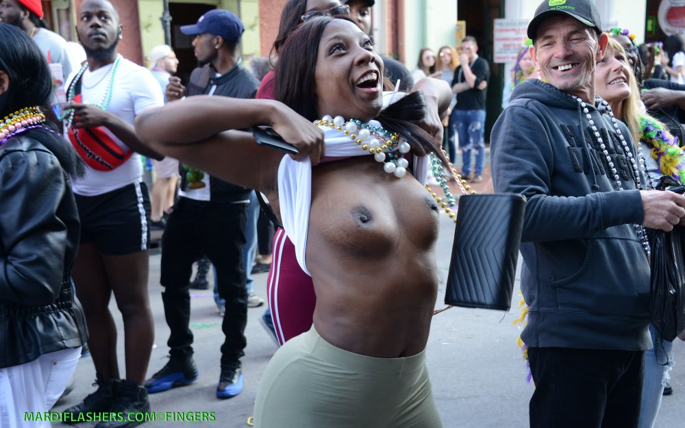 Thai women Flashing Tits