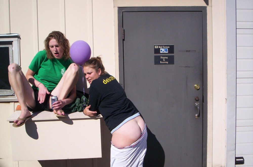 The girls show ass