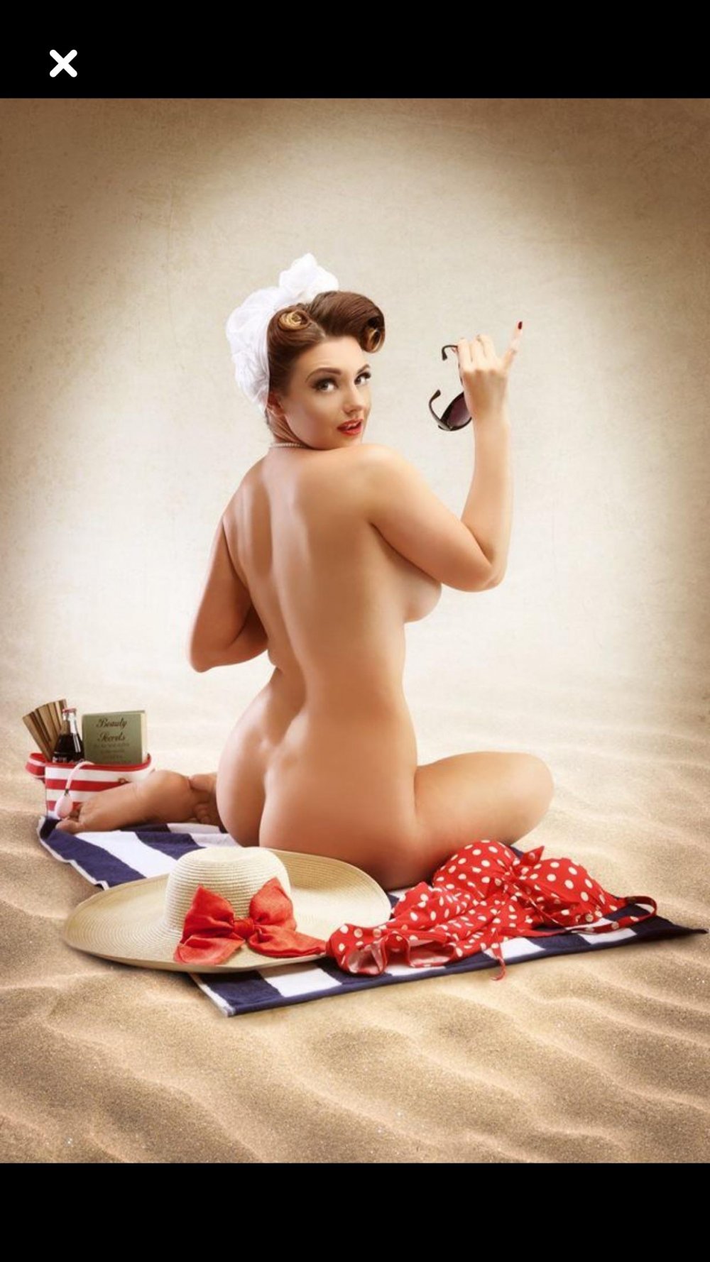 Naked girls in the style of pin up