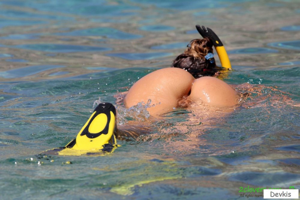 Naked women with las under water