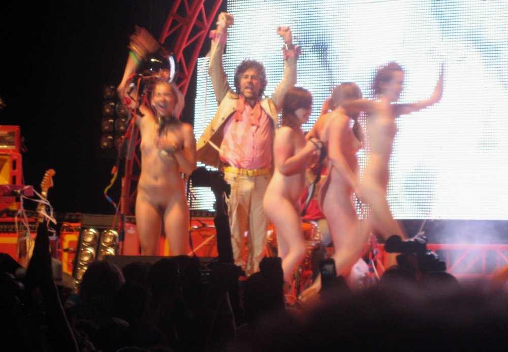 AMATEUR GIRLS STRIP NUDE ON STAGE CONCERT