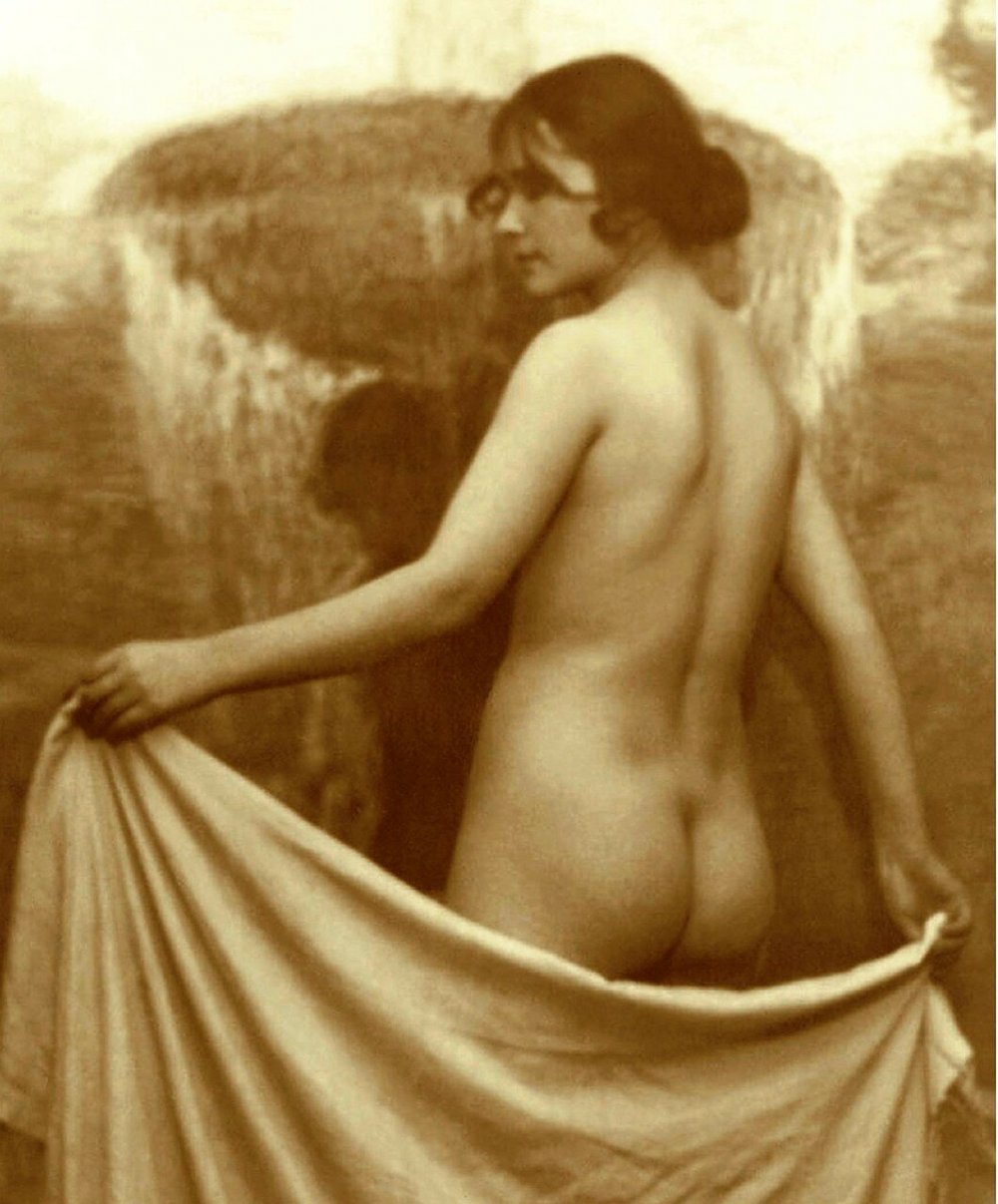 Retro naked women squatting