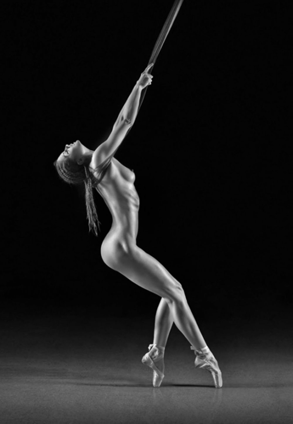 Naked circus acrobatki