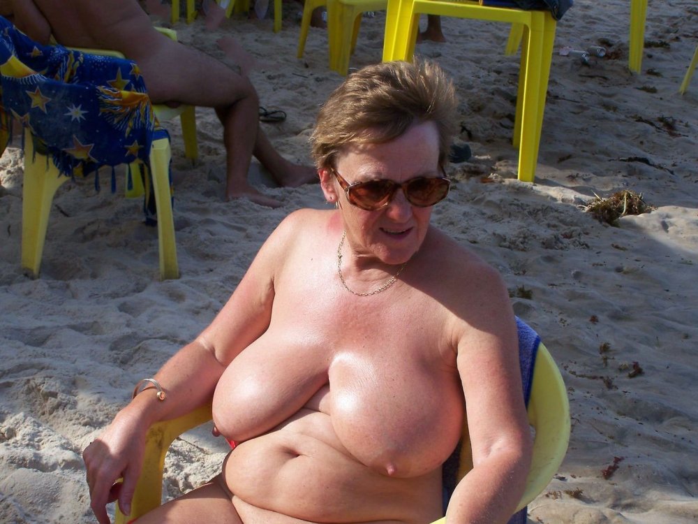 AMATEUR GRANNY SAGGY TITS in a swimsuit