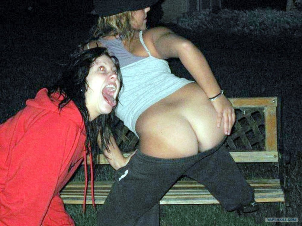 Demonstration of naked buttocks or Amtrak Mooning