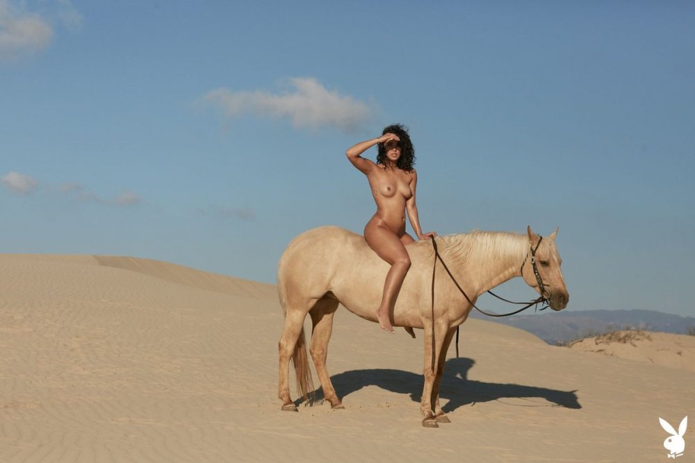 Tits in the desert with Arabs