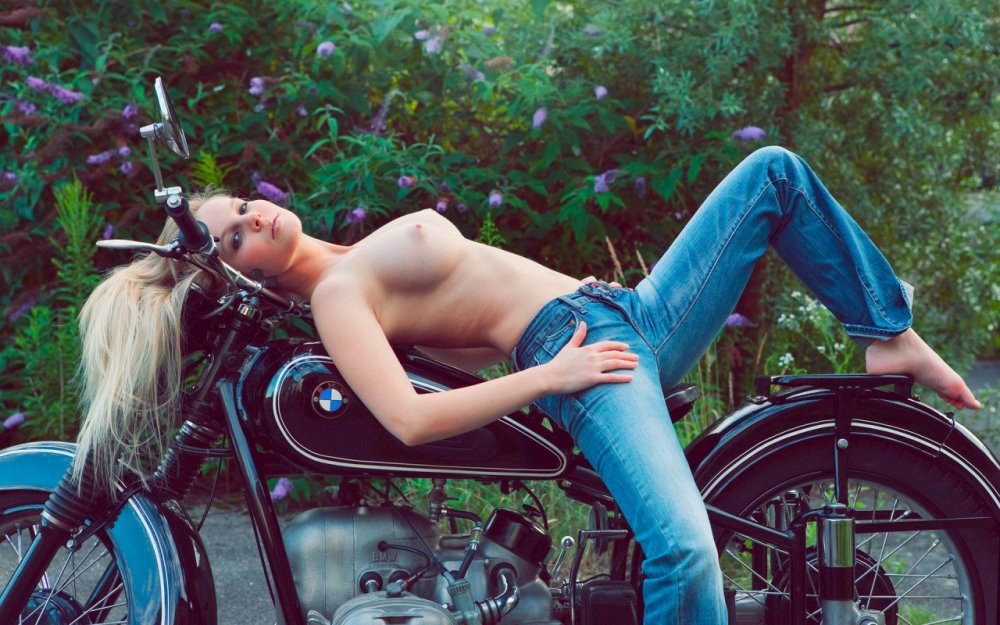 TOPLESS GIRLS ON BIKES