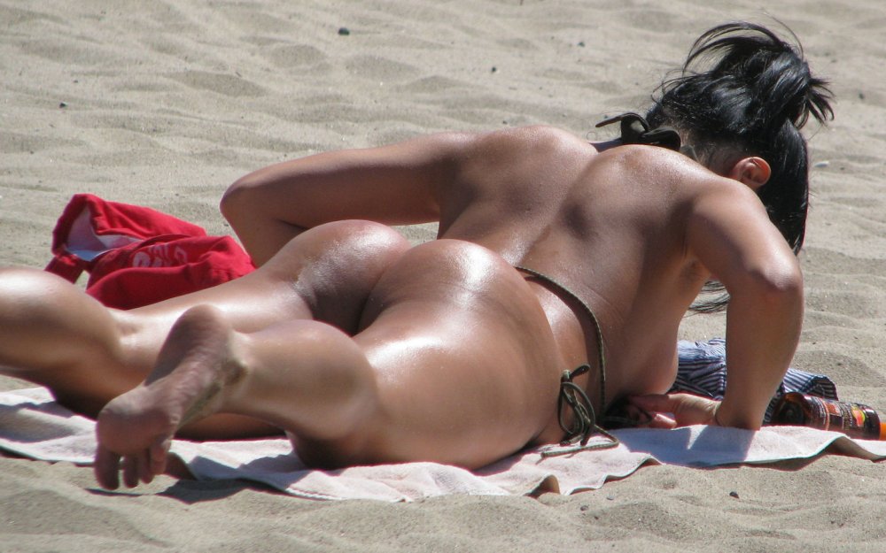 SPLENDID BRUNETTE GIRL TOPLESS Beach Voyeur