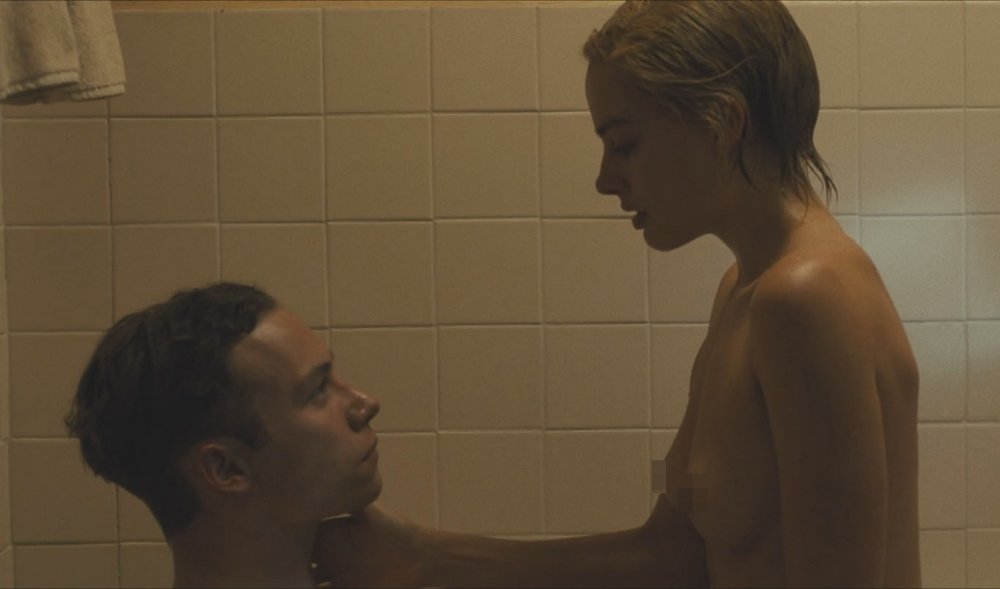 Tits in the movie Margo Robbie