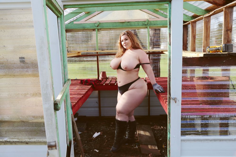 Long-legged naked bbw