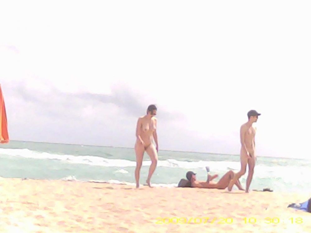 Nudist beach peeped