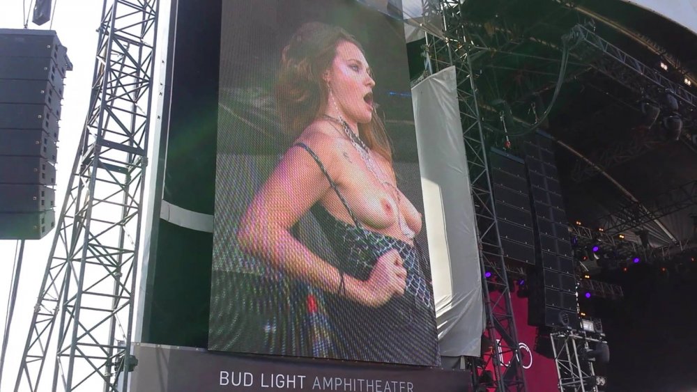 Tuva Loo showed tits