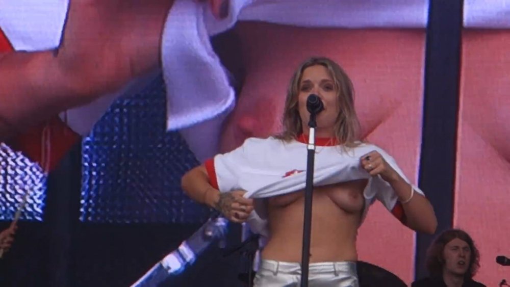 Tove Naked Singer