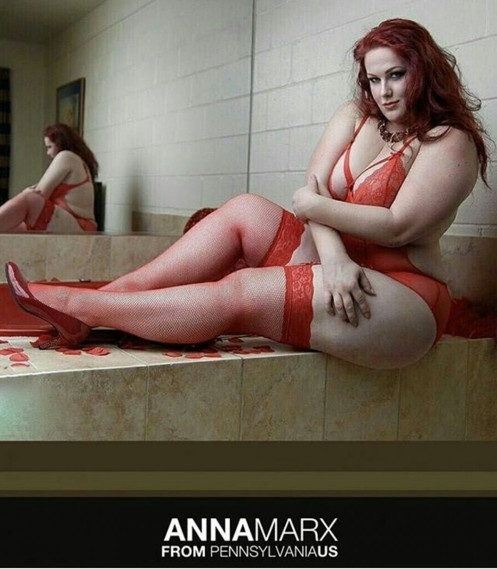 Naked model Plus-Size Anna Marx