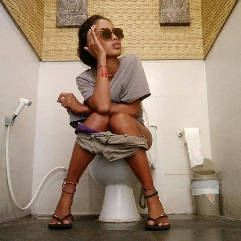 Pissing toilet pantyhose