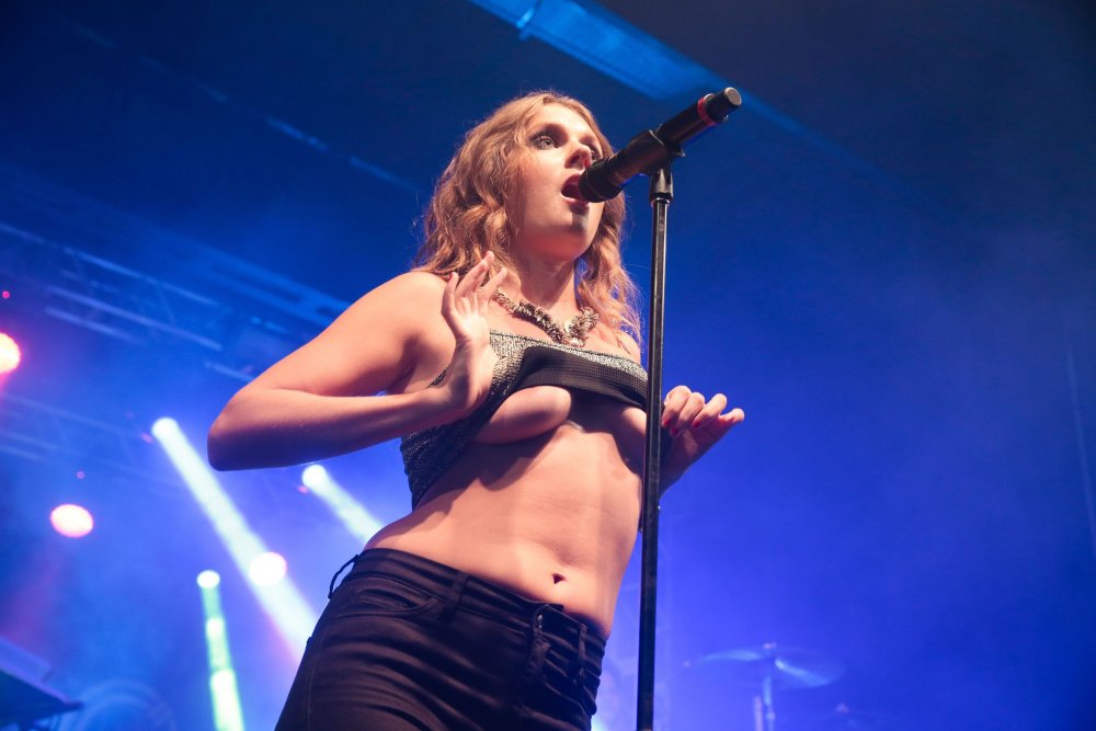 TOVE LO TOPLESS