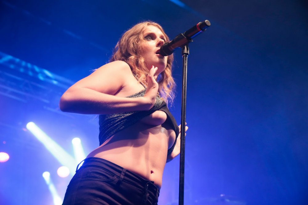 TOVE LO TOPLESS