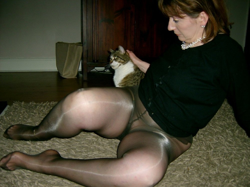 Naked old women in pantyhose