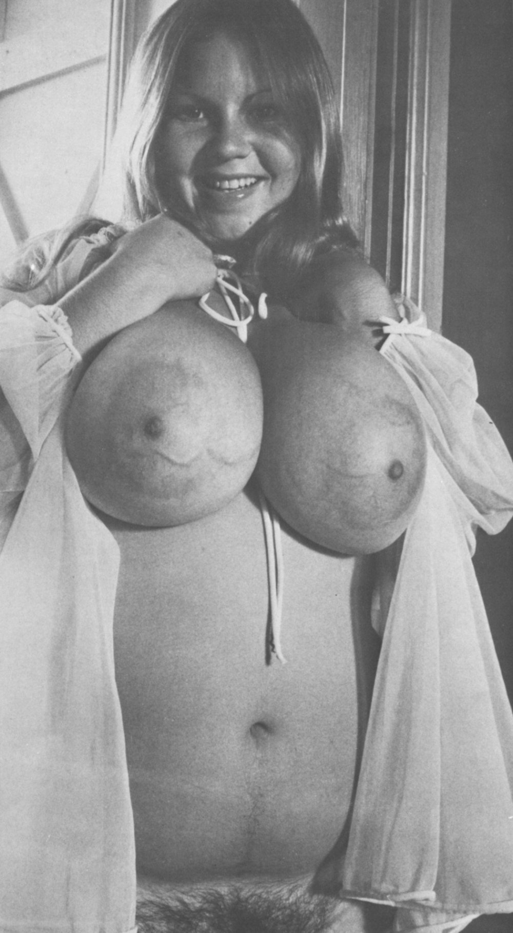 Retro large breasts of Virginia Bell