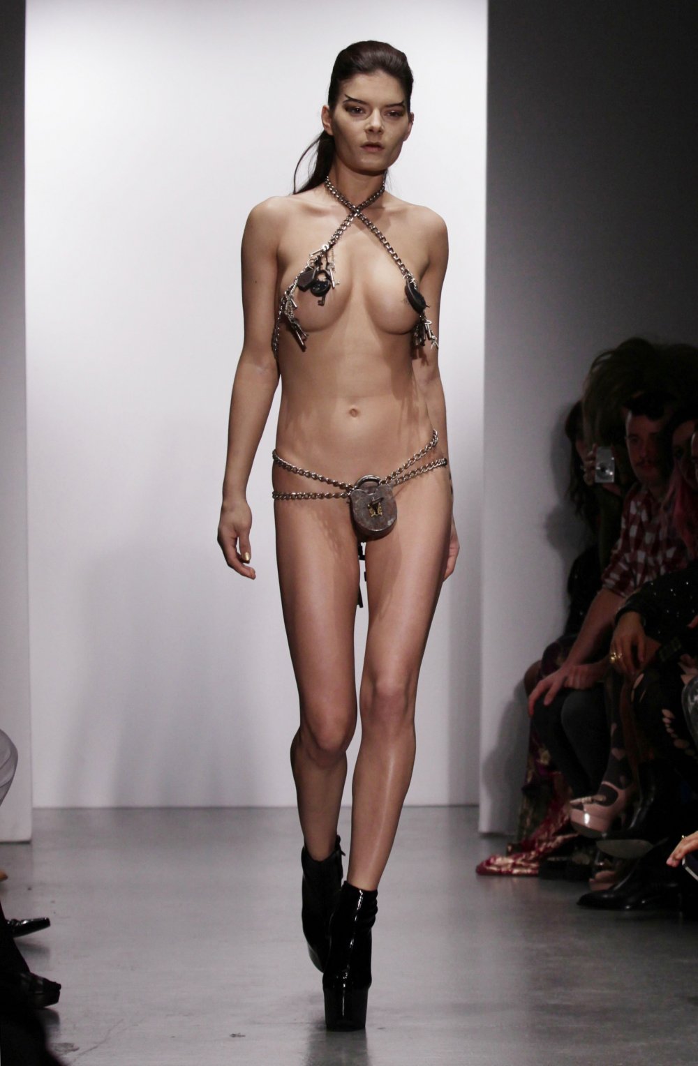 Fully naked fashion model
