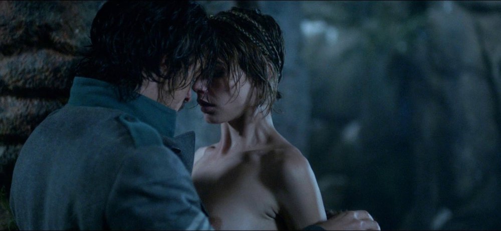 Cara Delevingne cornil row breasts