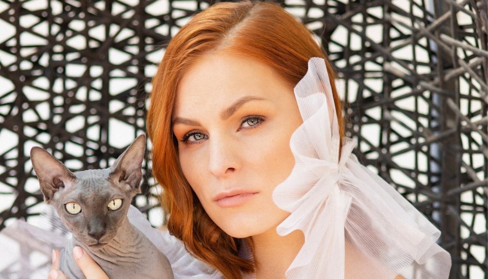 Red -haired girl with a member