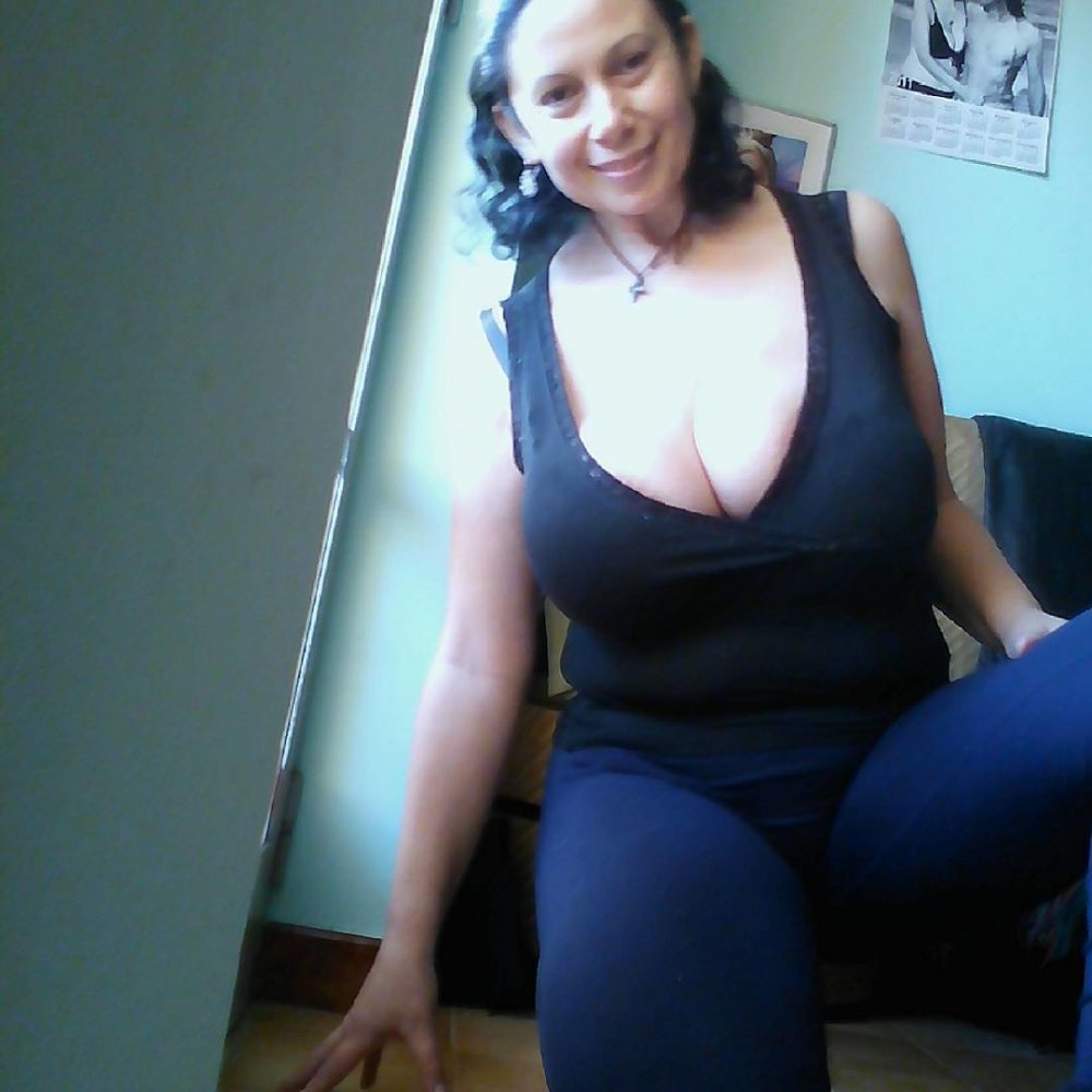 Aria giovanni private neckline