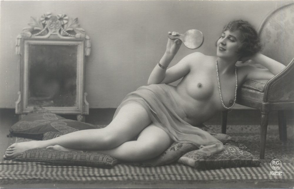 Retro 1900 naked women