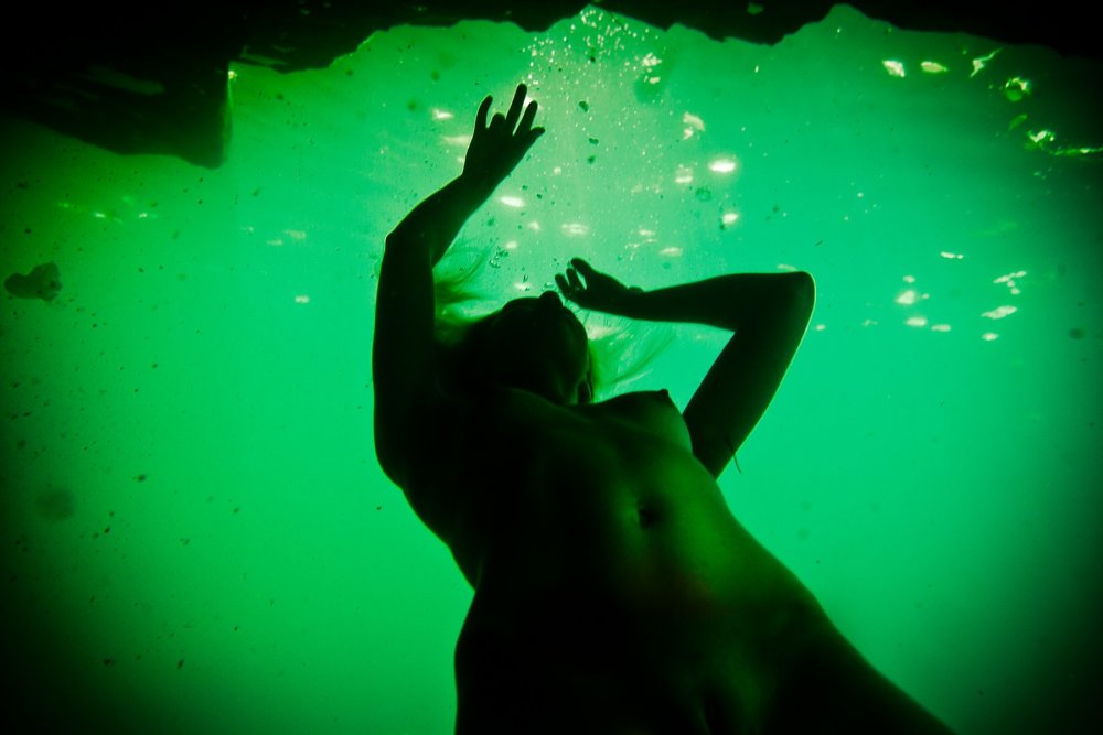 Underwater shooting nude