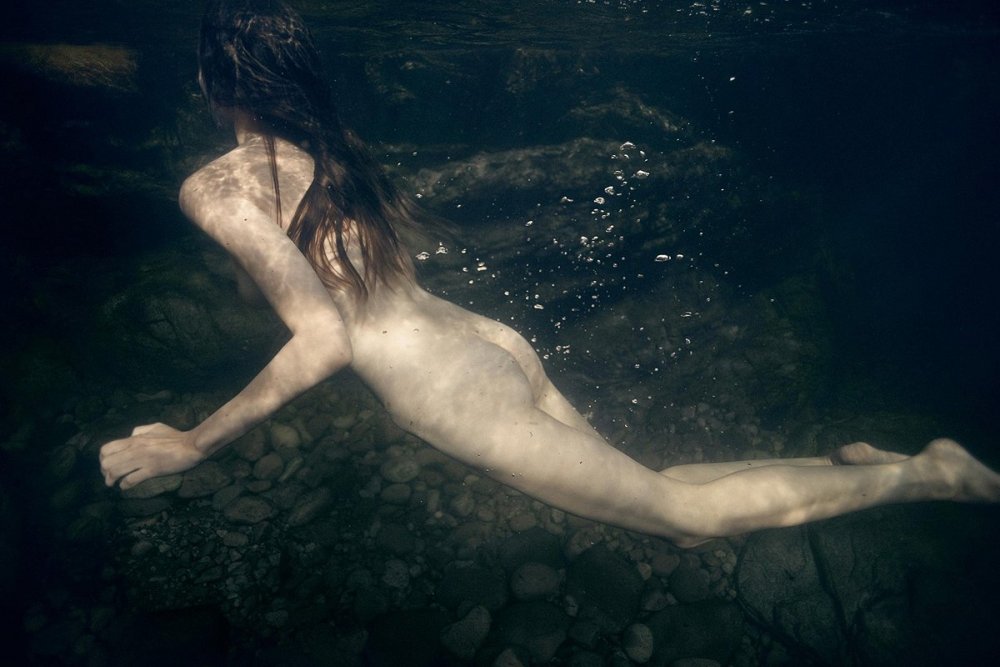 Girls underwater naked