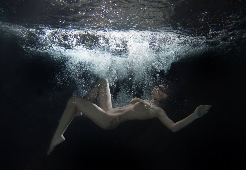 Underwater shooting nude