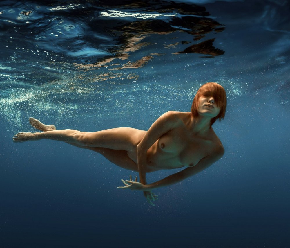Red -haired undressed underwater