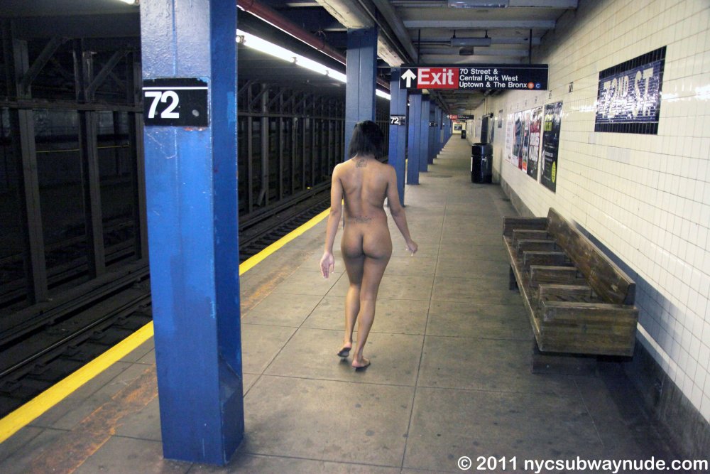 Women Exposing Herself all naked on a Subway