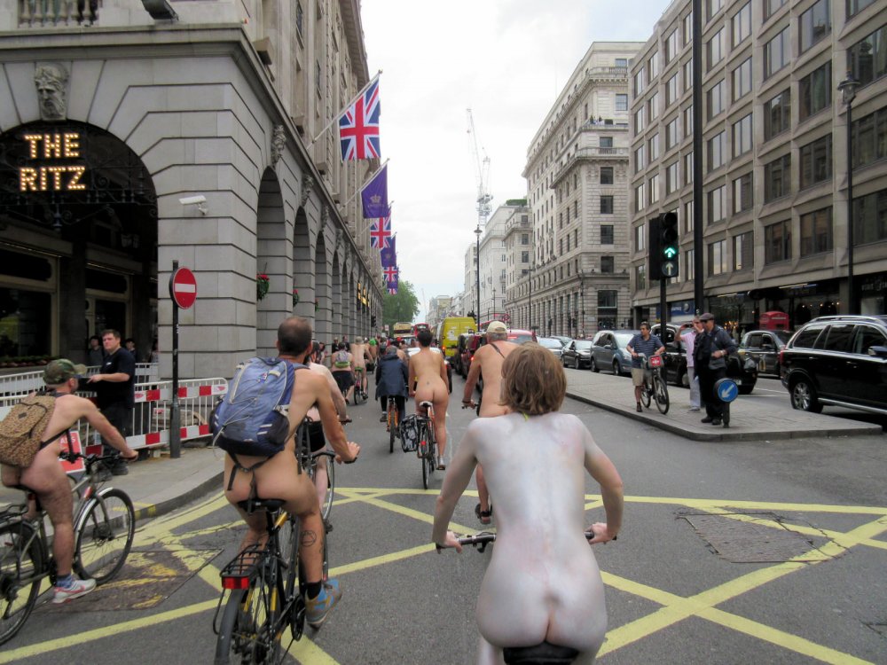 Fully naked bicycle races of beauty