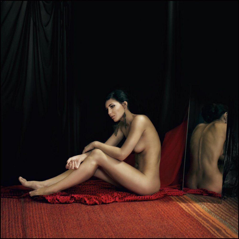 Нагая девушка кувшинки