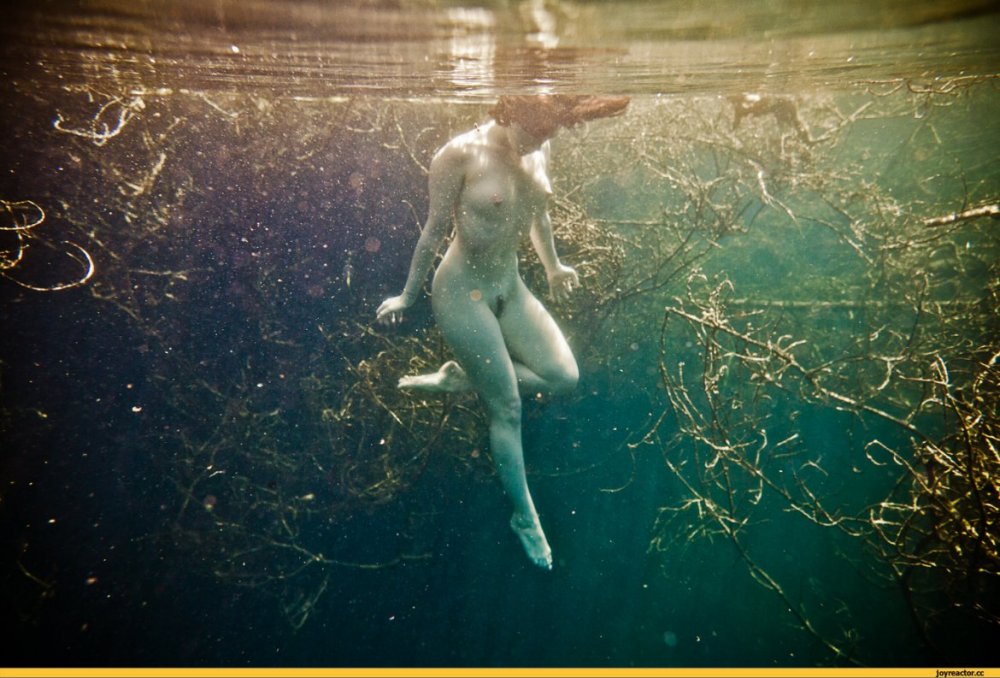 Underwater shooting nude