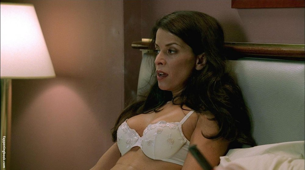 Аннабелль Уоллис голая