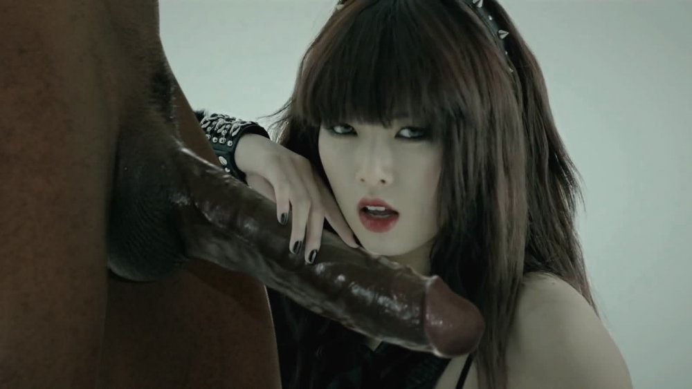 Naked Chinese women with short hair