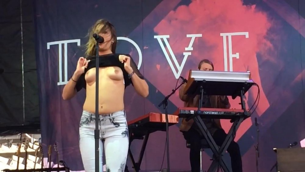 Singers show boobs on stage