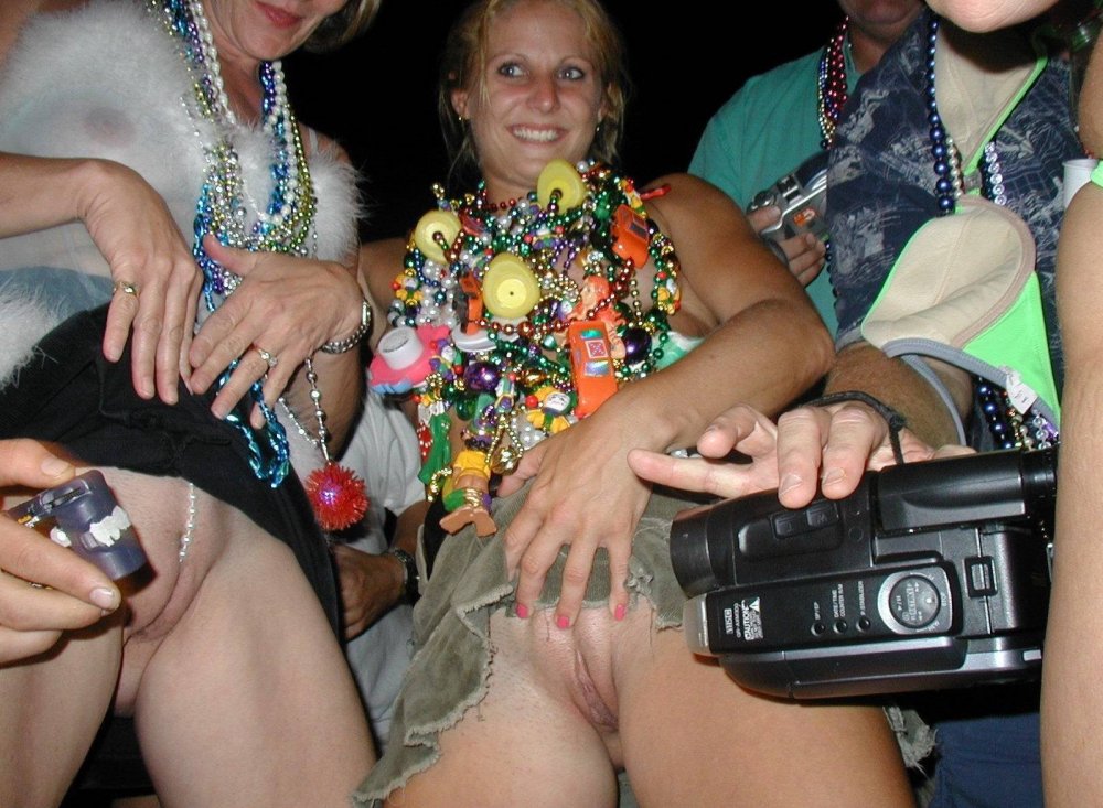 Miley Cyrus without panties on stage