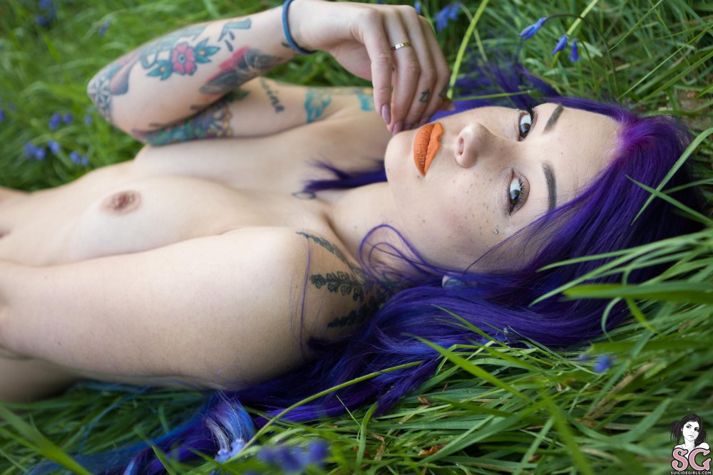 Fay Suicidegirls spread her legs