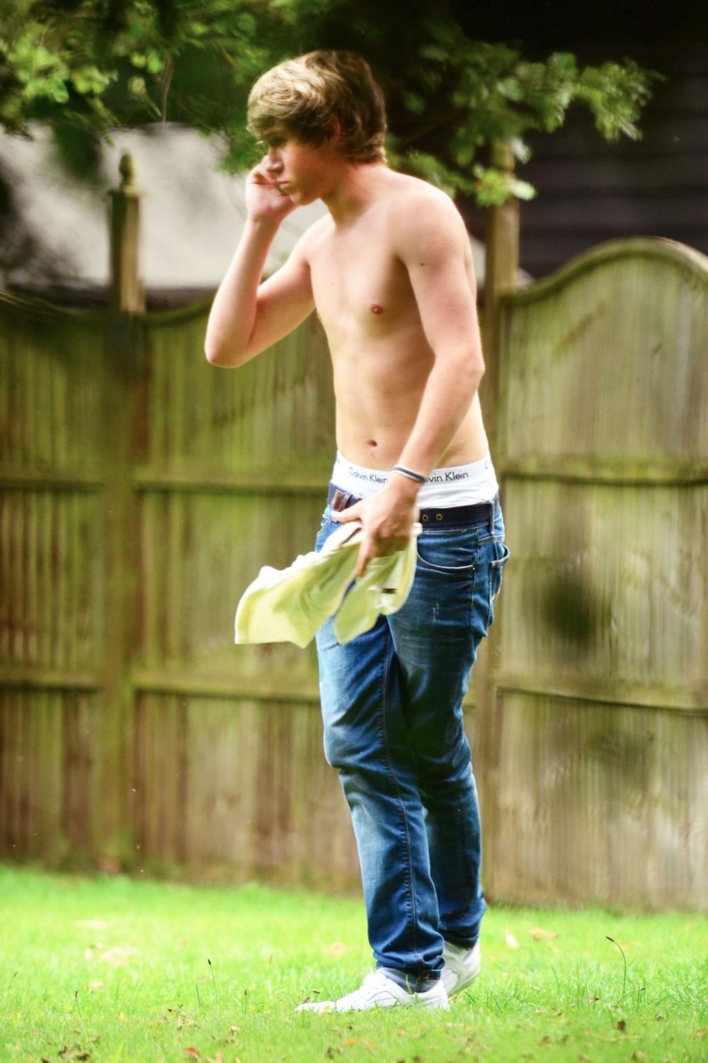 Niall Horan without T -shirt