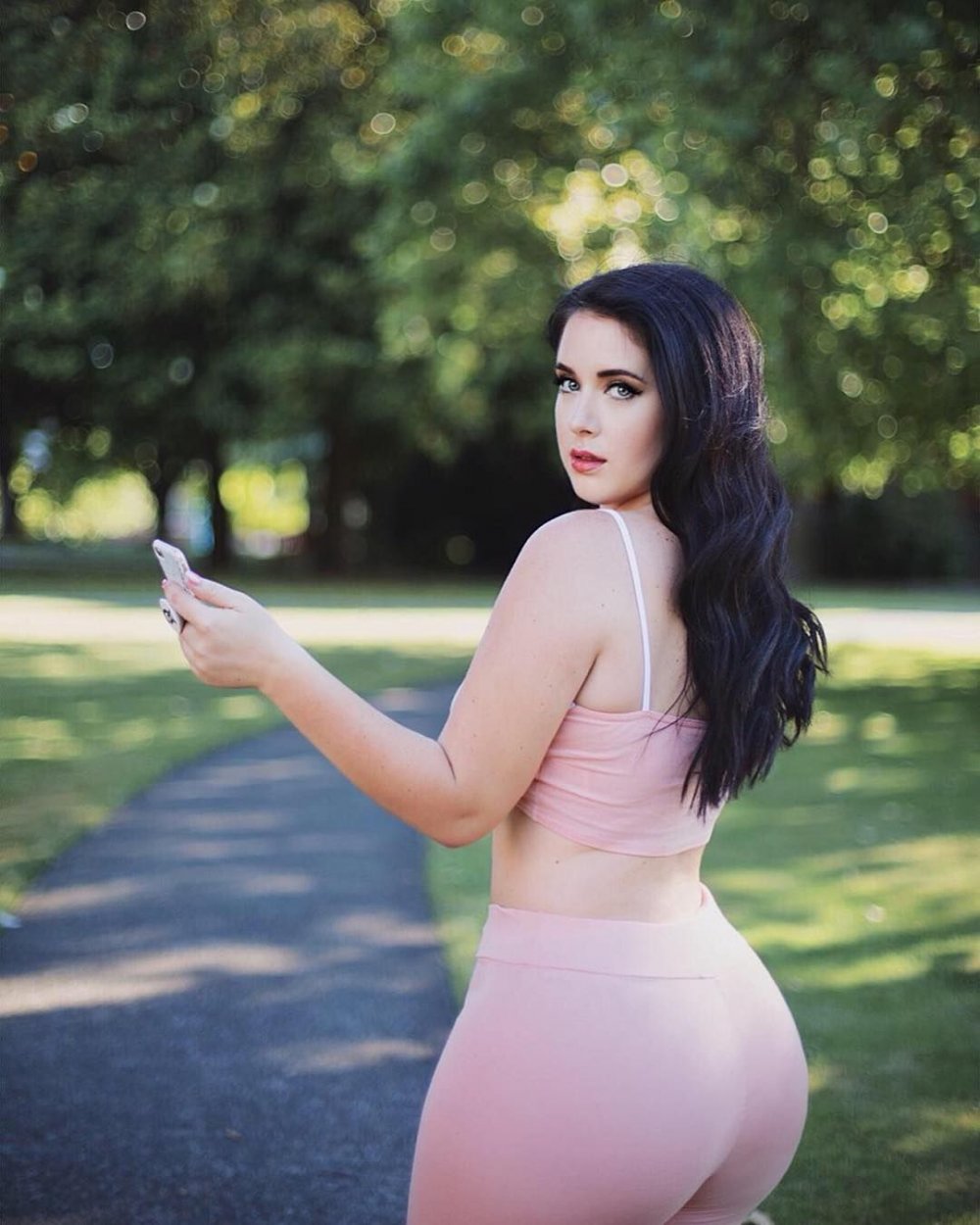 Holly Lua Model plus saz in a swimsuit