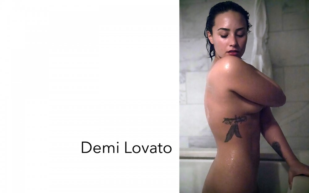 Demi is fishing naked drain